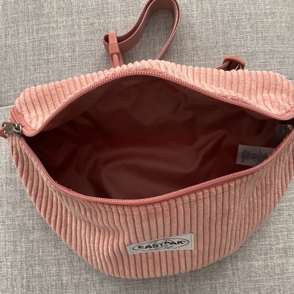 Large Fanny pack never used with tags - Picture 8 of 8